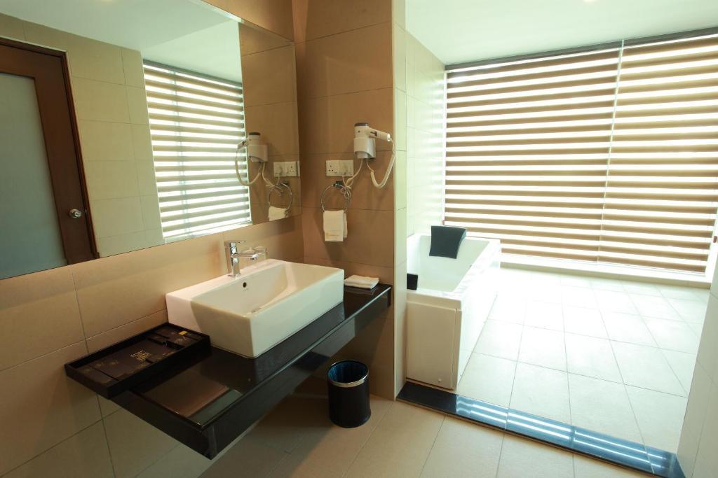 Symphony Hotel 4*